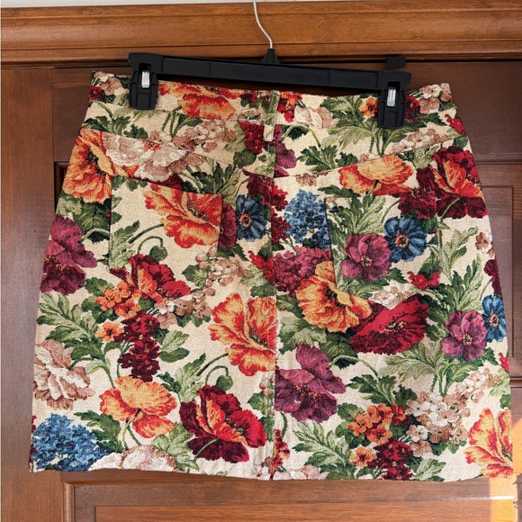 Buckle Floral Tapestry Mini Skirt 🌹 - Picture 4 of 4